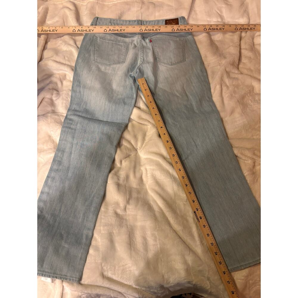 Levi’s size 6 mid rise straight